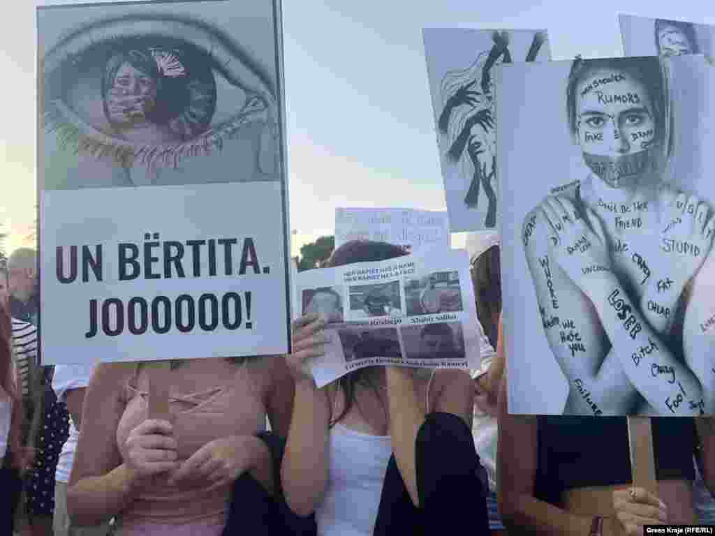 Disa persona shihen duke mbajtur mbishkrime në duar në sheshin e Tiranës.