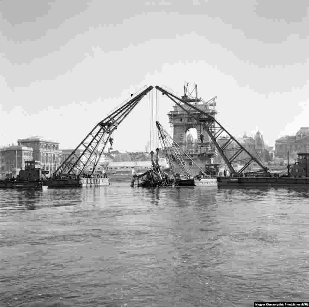 &nbsp;Úszódaruk emelik ki a Dunából az újjáépülő Lánchíd darabjait.&nbsp;