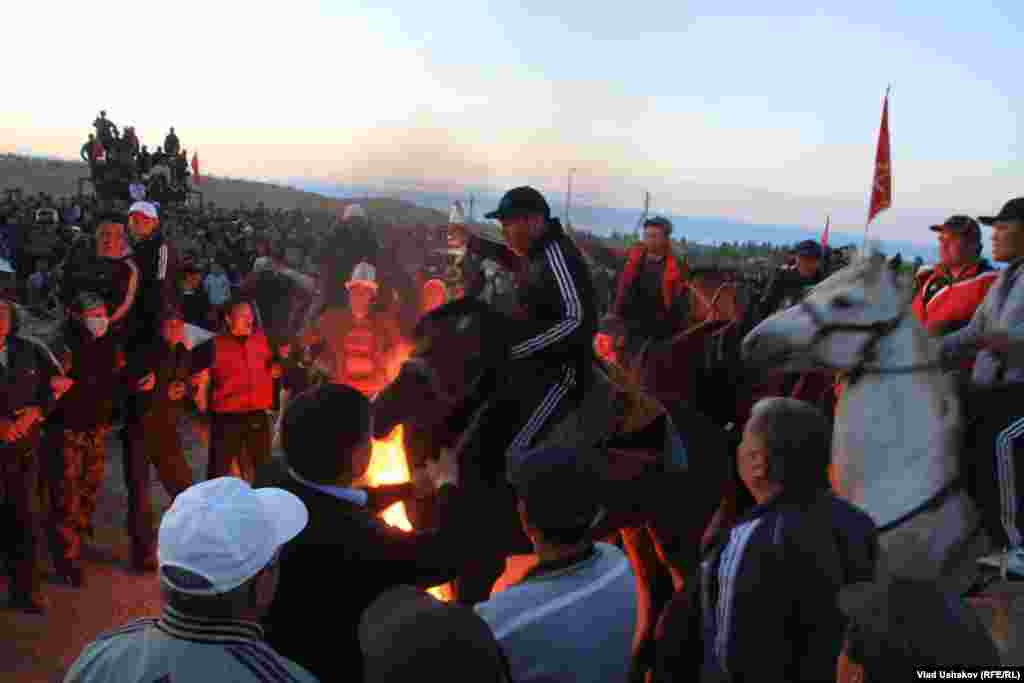 31 мая в Джеты-Огузском районе ввели ЧП из-за массовых беспорядков участников акций против Кумтора. 