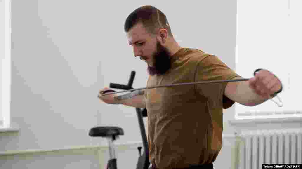 Egy volt katona edz a Trinity Hubban, Kijevben 2025. február 7-én. Ukrajnában nincsenek hivatalos statisztikák a fronton megvakult katonák számáról, de az ENSZ már két éve figyelmeztetett, hogy a háború miatt aggasztóan megnövekedett a vakok száma