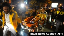 Спасатели и медики на месте стрельбы в Стамбуле в ночь на 1 января 2017 года