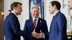 Francuski predsjednik Emmanuel Macron (lijevo) dočekuje američkog specijalnog izaslanika Stevea Witkoffa (u sredini) i američkog državnog sekretara Marca Rubia na sastanku u Elizejskoj palati u Parizu 17. aprila.