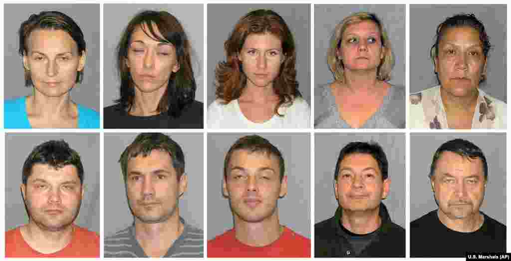 Десять росіян, які були звільнені Сполученими Штатами 9 липня 2010 року, були заарештовані ФБР 27 червня за звинуваченнями в тому, що вони працювали в якості незареєстрованих іноземних агентів. Зліва на право вгорі: Лідія Гур&#39;єв; Наталія Переверзєва; Анна Чапмен; Олена Вавілова; Вікі Пелаез. Зліва на право внизу: Володимир Гур&#39;єв; Михайло Куцик; Михайло Семенко; Андрій Безруков; Михайло Васенков. Всі вони визнали себе винними в змові з метою діяти як незареєстровані агенти іноземної держави.