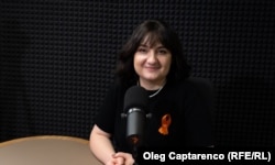 Alina Andronache în studioul Europei Libere de la Chișinău.