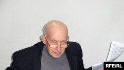 Атырау мұнай және газ институтының мұғалімі, профессор Нажмутдин Құрбанов. Атырау, 21 ақпан, 2009 жыл. 