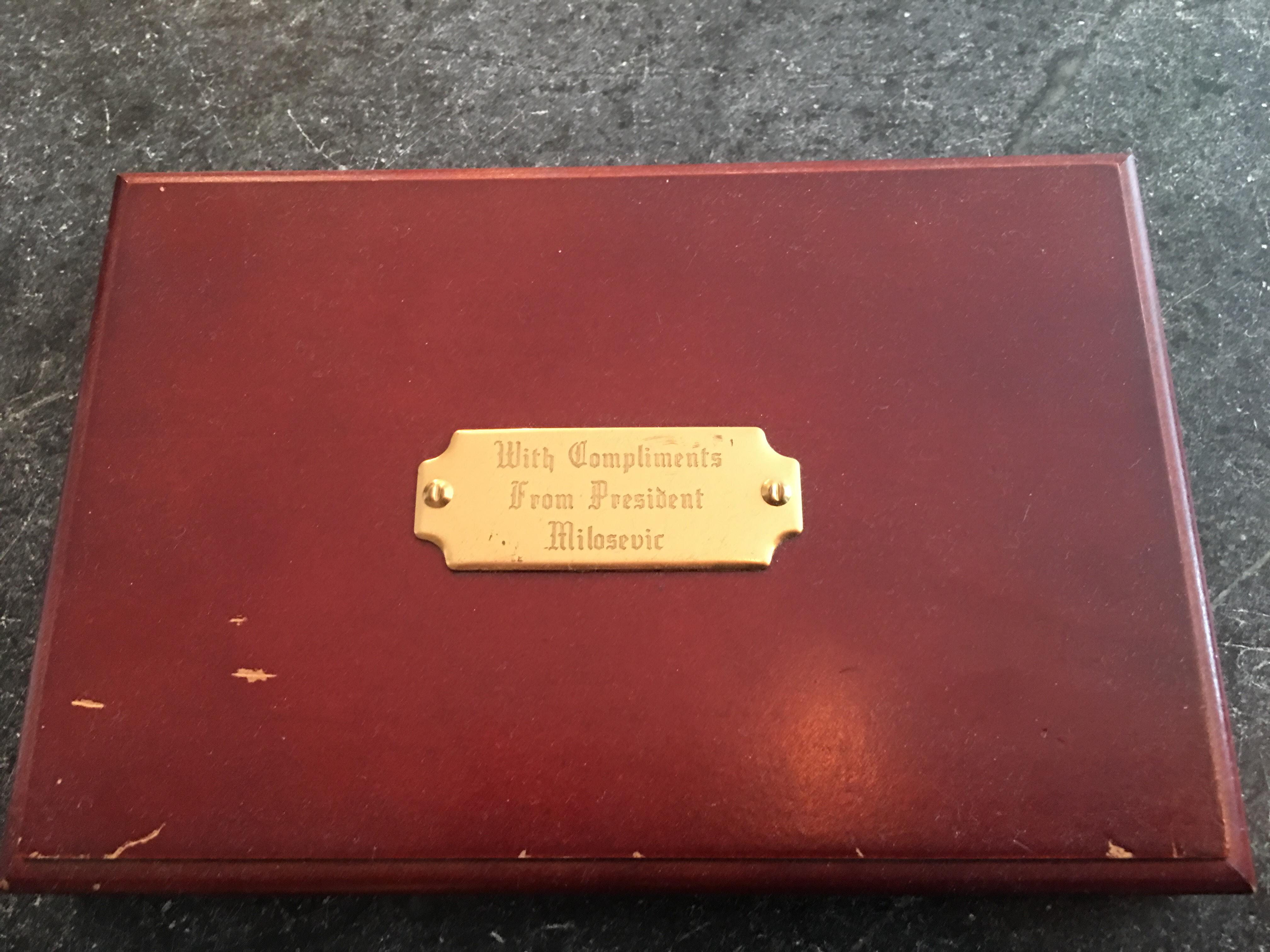 Drvena kutija koju je kao poklon dobio tada trinaestogodišnji John od Slobodana Miloševića