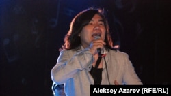 Батырхан Шукенов на концерте в Летнем театре в Центральном парке отдыха. Алматы, 12 сентября 2014 года.