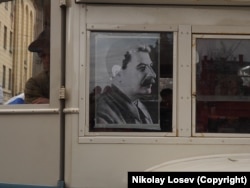 În anii din urmă, mulți dintre rușii care au celebrat Ziua Victoriei au invocat moștenirea fostului dictator Iosif Stalin.