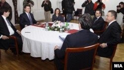 Средбата на премиерот и претседател на ВМРО-ДПМНЕ Никола Груевски и лидерот на СДСМ Бранко Црвенковски на која ќе се обидат да изнајдат решенија за политичката криза и за учество на опозицијата на претстојните избори. На средбата присуствуваат и Мартин Протоѓер, шеф на кабинетот на премиерот Груевски, министерката за внатрешни работи Гордана Јанкулоска, генералниот секретар на СДСМ Андреј Петров и пратеникот Јани Макрадули. 22 jануари 2013