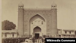 Ворота ханского дворца в городе Коканд. Вид снаружи — солдаты армии кокандского хана стоят перед входом. Конец XIX века