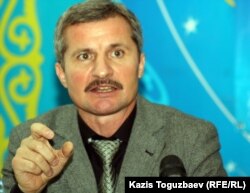 Первый заместитель председателя Алмалинского районного филиала президентской партии "Нур Отан" Александр Братенков. Алматы, 18 ноября 2011 года.