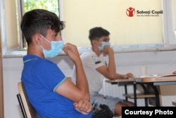 Prin activitățile sale, Salvați Copiii contribuie la reducerea și prevenirea abandonului școlar prin oferirea de servicii complementare, educaționale, sociale, de consiliere juridică și psihologică, copiilor din grupuri vulnerabile și familiilor acestora