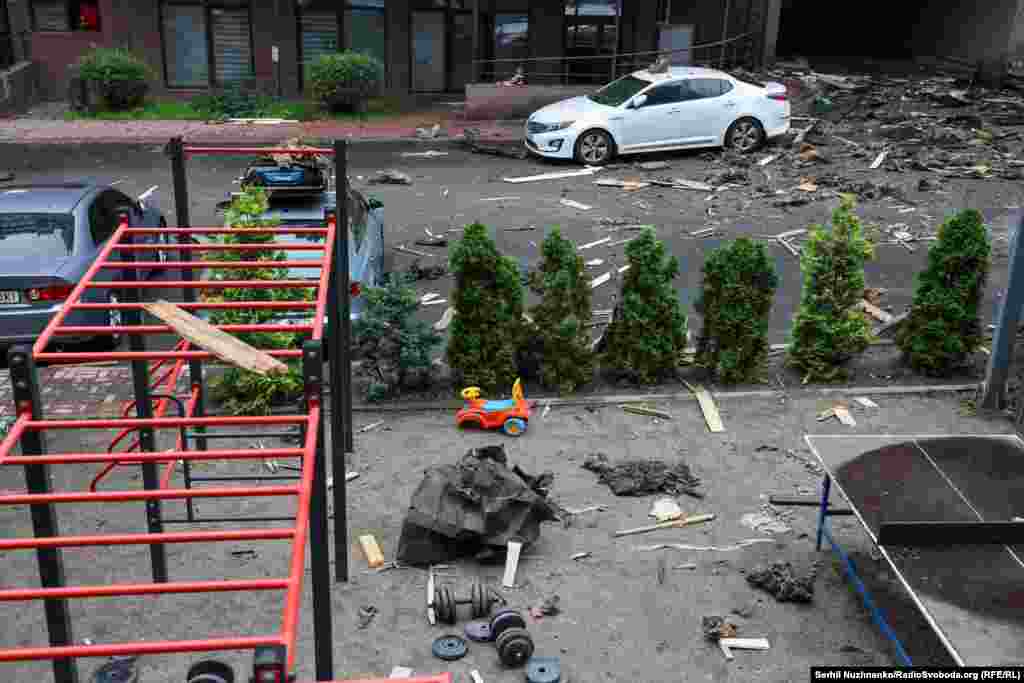 Resturi împrăștiate după atacul cu dronă asupra cartierului Șevcenkivski.Autoritățile de la Kiev au declarat că o persoană a fost ucisă și două rănite în loviturile de luni, 21 iulie. 