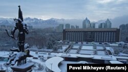 Площадь Республики в Алматы и здание городского акимата, сгоревшее во время Январских событий, ноябрь 2022 года