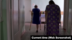 И двете жени са загубили левия си крак