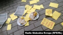 Студентите оставија чинии со храна за властите.