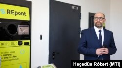 Ozoli Gábor, a MOHU szóvivője sajtótájékoztatót tart a Budakeszin lévő REpontnál 2024. február 7-én.