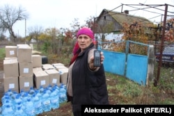 Tatjana Derkač pokazuje mobilni telefon kojim je ukrajinskoj strani prenosila informacije o ruskim vojnicima.