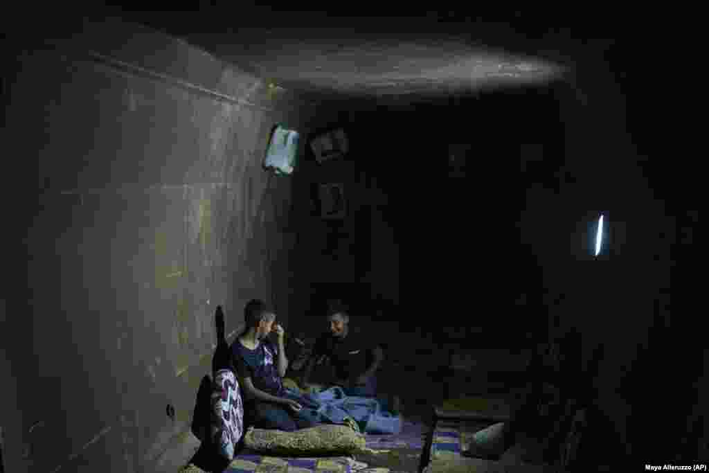 Djem nga familja Gaboa, beduinë që jetojnë në fshatin Al-Fura në Izraelin jugor, duke qëndruar brenda një strehimi të improvizuar kundërajror, më 17 qershor.