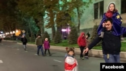 საბა შვილებთან ერთად აქციაზე; 2021 წლის 6 ივლისი. საბა და მისი ოჯახი წინა წლების თითქმის ყველა მშვიდობიანი საპროტესტო აქციის მონაწილეა.