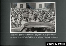 Primul dictator comunist din România, Gheorghe Gheorghiu Dej (1947-1965), în vizită la Timișoara în anii '50. Monopolul resurselor și supravegherea continuă pe care se bazează regimurile comuniste puneau oamenii în imposibilitatea de a reacționa, chiar dacă existau nemulțumiri.