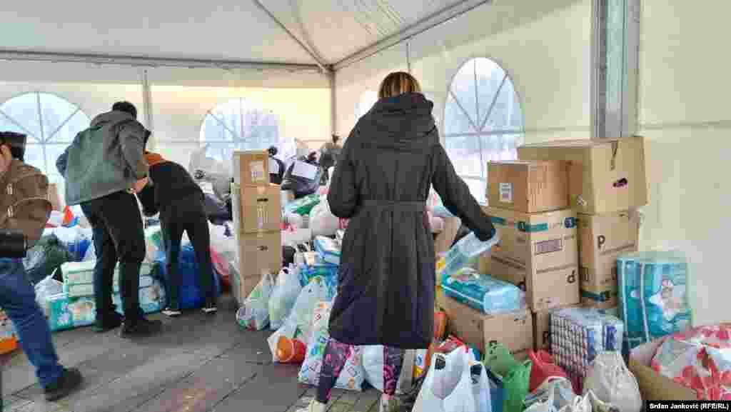 I Crveni krst je otvorio žiro-račun kao i SMS broj za pomoć ugroženom stanovništvu Ukrajine. Broj žiro-računa je 520-5188-31 kod Hipotekarne banke, dok je broj za slanje SMS poruka 15888, kod sva tri mobilna operatera.&nbsp;