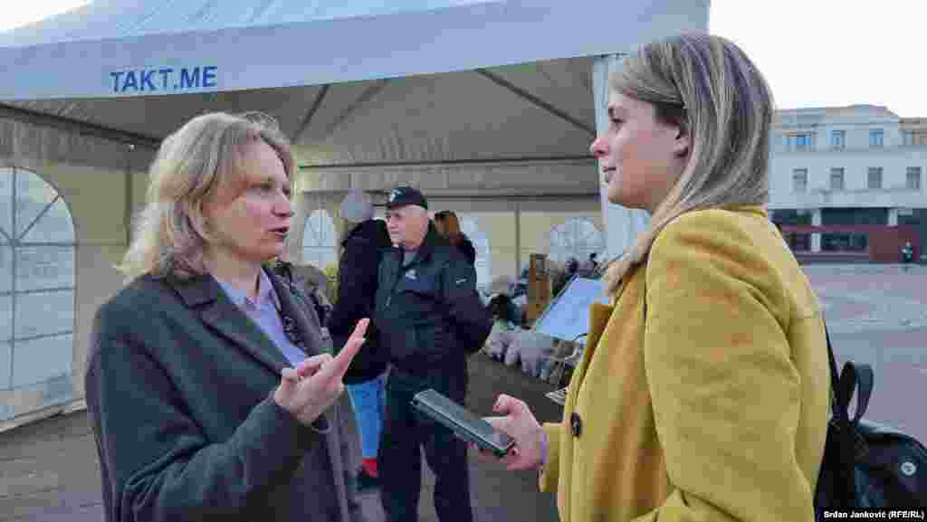 U Crnoj Gori živi oko 2.000 Ukrajinaca. Otpravnica poslova u Ambasadi Ukrajine Natalia Fialka za RSE kaže da mnogi Crnogorci pokazuju humanost nudeći smještaj Ukrajincima ukoliko, bježeći od strahota rata, dođu u Crnu Goru. &quot;Očekujemo i Vlada Crne Gore da će pripremiti neke veće smještajne kapacitete, iako se nadamo da neće biti potrebe za tim&quot;, rekla je Fialka.