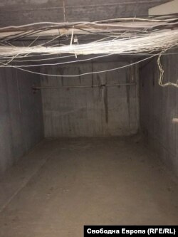 Укритието в дома на Оля. Мястото е подобно на мазе. Няма вентилация, нито вода и тоалетна.