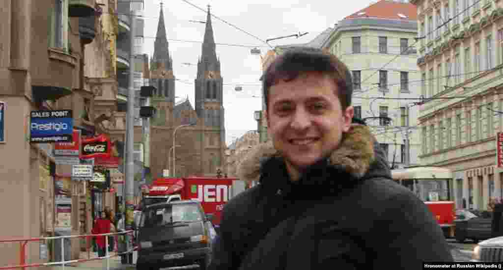 Zelenszkij Prágában 2009-ben. Édesapja a szülővárosában található főiskola tanszékvezetője, édesanyja mérnök volt. Miután jogi diplomát szerzett a Kijevi Közgazdasági Egyetemen, két hónapig gyakornokként dolgozott. Ezzel véget is ért jogi karrierje