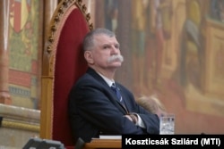 Kövér László házelnök (az első Orbán-kormányban a polgári titkosszolgálatokat felügyelő tárca nélküli miniszter) az Országgyűlés plenáris ülésén 2022. február 21-én