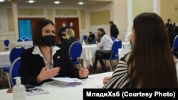 Илустрација - Средба на компанија со млада кандидатка за вработување