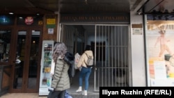 Младо момиче носи торба с дарения за Украйна