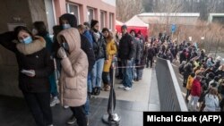 Ukrajinske izbjeglice stoje u redu za podnošenje zahtjeva za boravišnu dozvolu u sjedištu policije za strance u Pragu, 2. mart 2022.