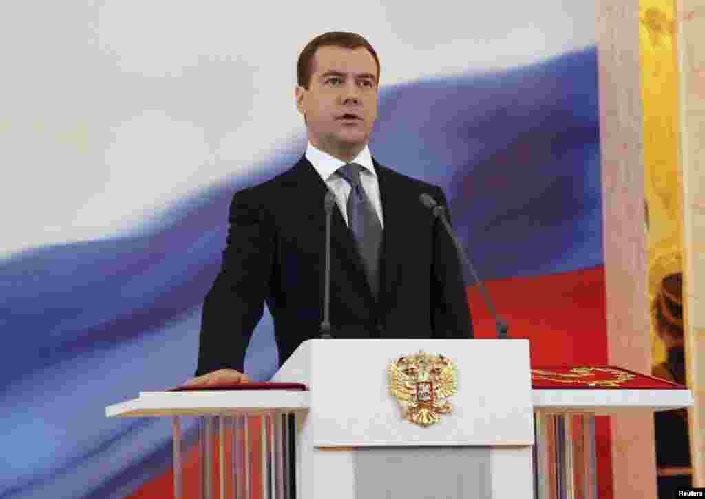 Dmitrij Medvedev je položio zakletvu kao predsjednik Rusije u Kremlju 7. maja, 2008. godine. Narednog dana, Medvedev je imenovao Putina za premijera kao što je i obećao da će uraditi tokom izborne kampanje. Na njih dvojicu se ponekad referisalo u medijima kao &ldquo;vladajući tandem&rdquo;.