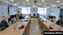 Glavna tužiteljica Bosne i Hercegovine Gordana Tadić (L) na sastanku sa Suzanom Radanović (R), majkom stradalog 21-godišnjeg Davida Dragičevića, Sarajevo, 10. septembar 2021.