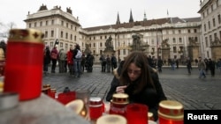 O fată aprinde lumânări la Castelul din Praga în timpul funeraliilor de stat ale fostului preşedinte ceh Vaclav Havel