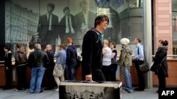 Битлз остаются популярны во всем мире. На фото: начало продажи компьютерной игры ''The Beatles: Rock Band'' в комплекте с полной дискографией, Ливерпуль, 9 сентября 2009