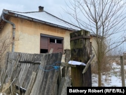 Krisztiánnak is jönnek még a levelei. Itt nemhogy postaláda, kerítés sincs. A postás rutinosan évek óta egy léchez gumírozza a küldeményeket.
