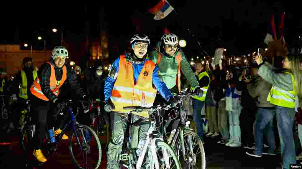 Studenti biciklisti iz Srbije odmaraju tokom vožnje biciklom do Strasbourga, Francuska. Njihovo putovanje ima za cilj podizanje svijesti unutar institucija Evropske unije o tekućim protestima protiv vlade u Srbiji.