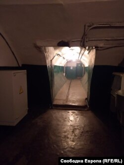 В дъното на този коридор се намират тоалетните, които ползват хората, приютени в метрото.