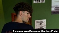 Максим Макаров в кофейне