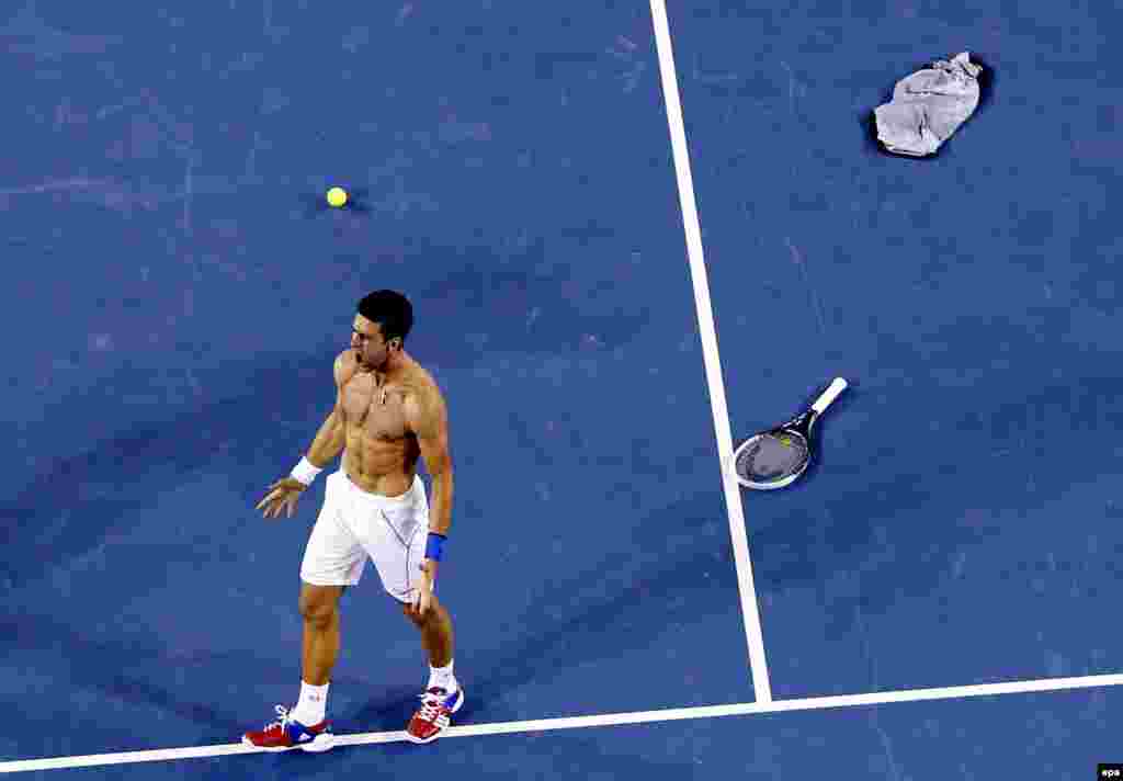 Srbijanski tenisač Novak Đoković pobijedio je na finalnom natjecanju Australian Open, Rafaela Nadala, 30. januar 2012. Foto: EPA / Masr Irham