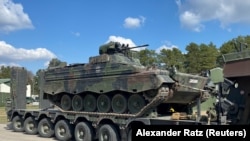 Борбени возила Мардер во воена база во Литванија
