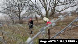 ფოტოარქივი: ნანა ვანიშვილი, საოკუპაციო-გამყოფი ზოლის მეორე მხარეს