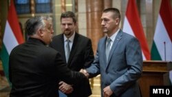 Orbán Viktor átveszi megbízólevelét Téglási Andrástól, a Nemzeti Választási Bizottság elnökétől és Nagy Attilától, a Nemzeti Választási Iroda elnökétől az Országházban 2022. április 20-án