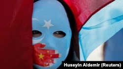 Një ujgur etnik duke protestuar në Turqi në kërkim të më shumë të drejtave për këtë komunitet. Fotografi nga arkivi.