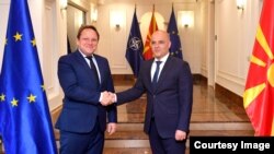Претседателот Димитар Ковачевски со Оливер Вархеји, еврокомесар за проширување и соседска политика на ЕУ.
