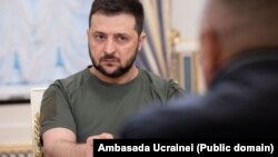 Președintele Ucrainei, Volodimir Zelenski privindu-l pe gen. Nicolae Ciucă, premierul român, în timpul vizitei acestuia la Kiev, 26 aprilie 2022. Premierul a mers la Kiev alături de președintele Camerei Deputaților, M. Ciolacu. Președintele Senatului, F. Cîțu, a ajuns a doua zi. 