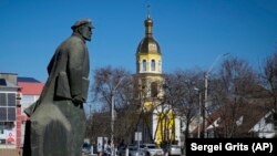 Monumentul lui Vladimir Lenin văzut în centrul orașului Comrat, Moldova, martie 2022