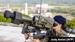 Imagine generică, cu un lansator portabil de rachete antiaeriene Mistral, care ar putea fi achiziționate prin programul SAFE al Uniunii Europene.